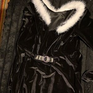 Chic Black Women's Cape with Faux Fur Trim